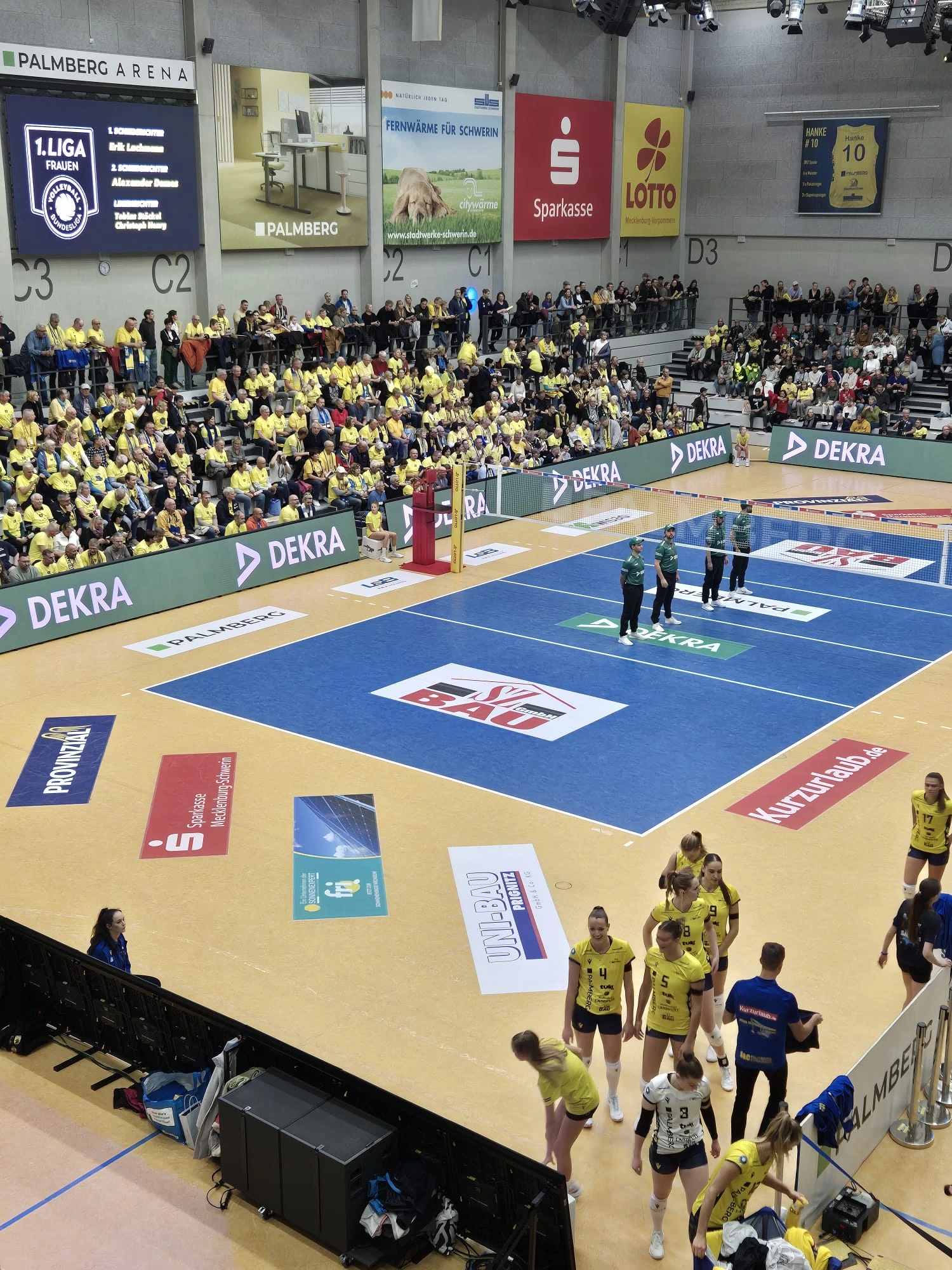 Bundesligaspiel der Volleyball-Frauen vom SSC Palmberg Schwerin am 18.10.2025 gegen die ETV Hamburger Volksbank Volleys mit einem Sieg von 3:0