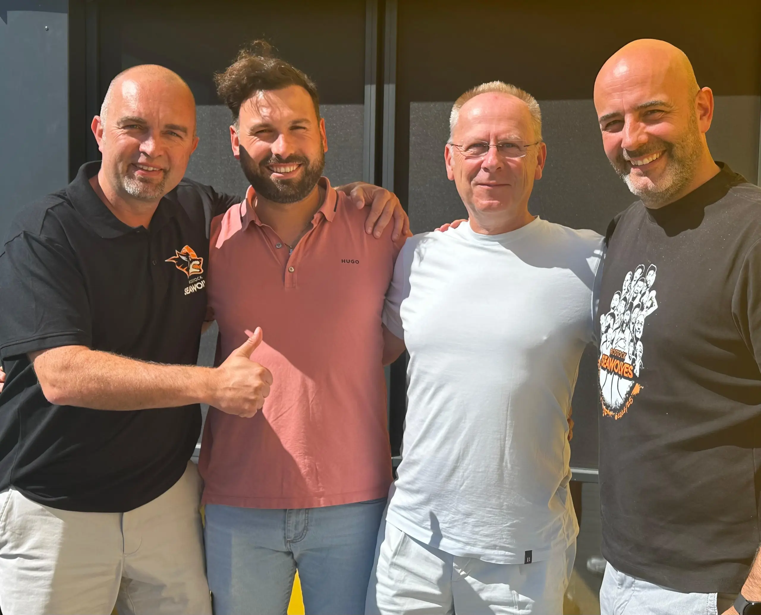 Freuen sich über das Engagement v.l.n.r: André Jürgens, Vorsitzender Rostock Seawolves; Clemens Östreich, Geschäftsführer Sonnenexpert; Gunnar Geske, Inhaber Sonnenexpert; Ronny Susa, Head of Partnership Relations Rostock Seawolves