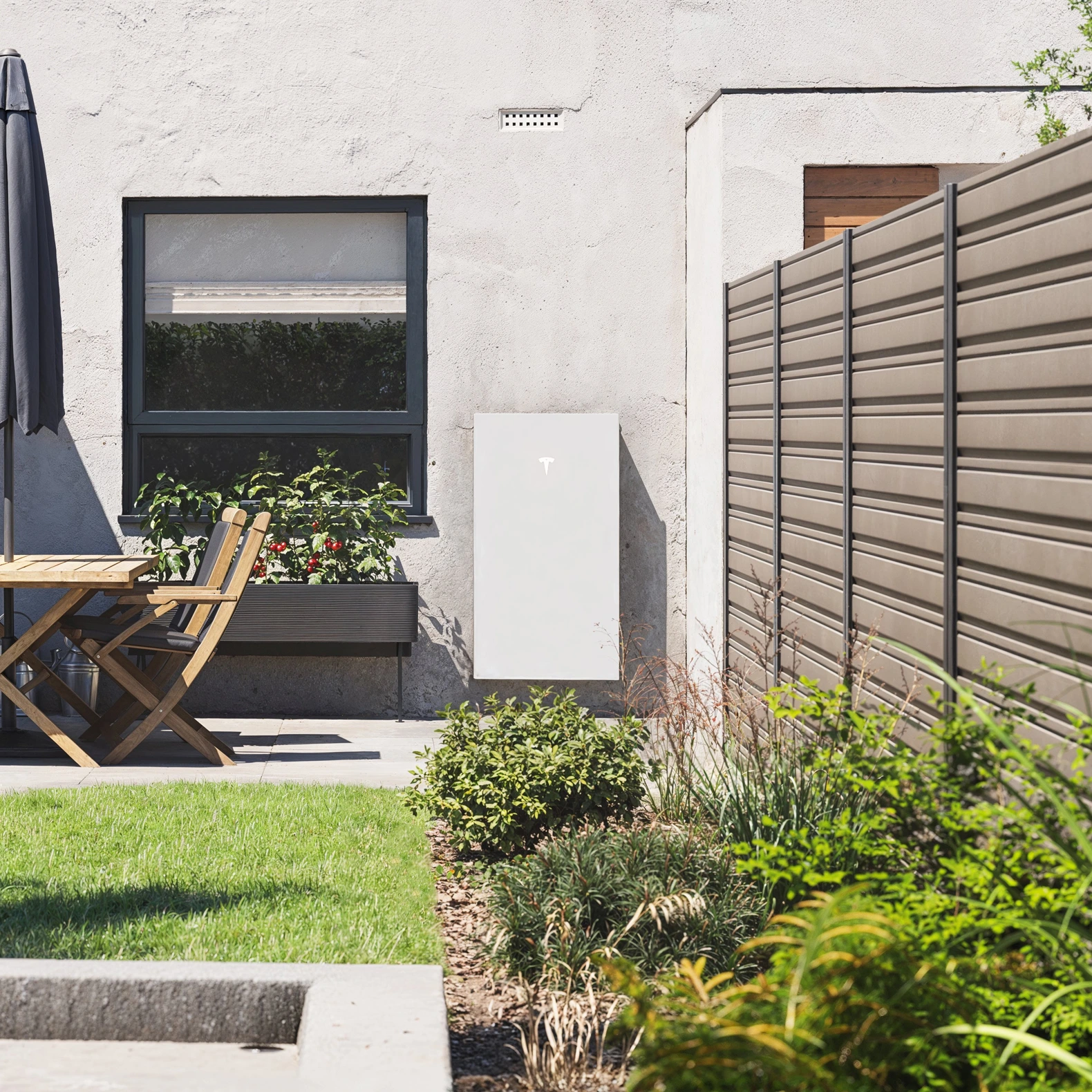 Powerwall 3 von Tesla Energy angebaut außen am Gebäude