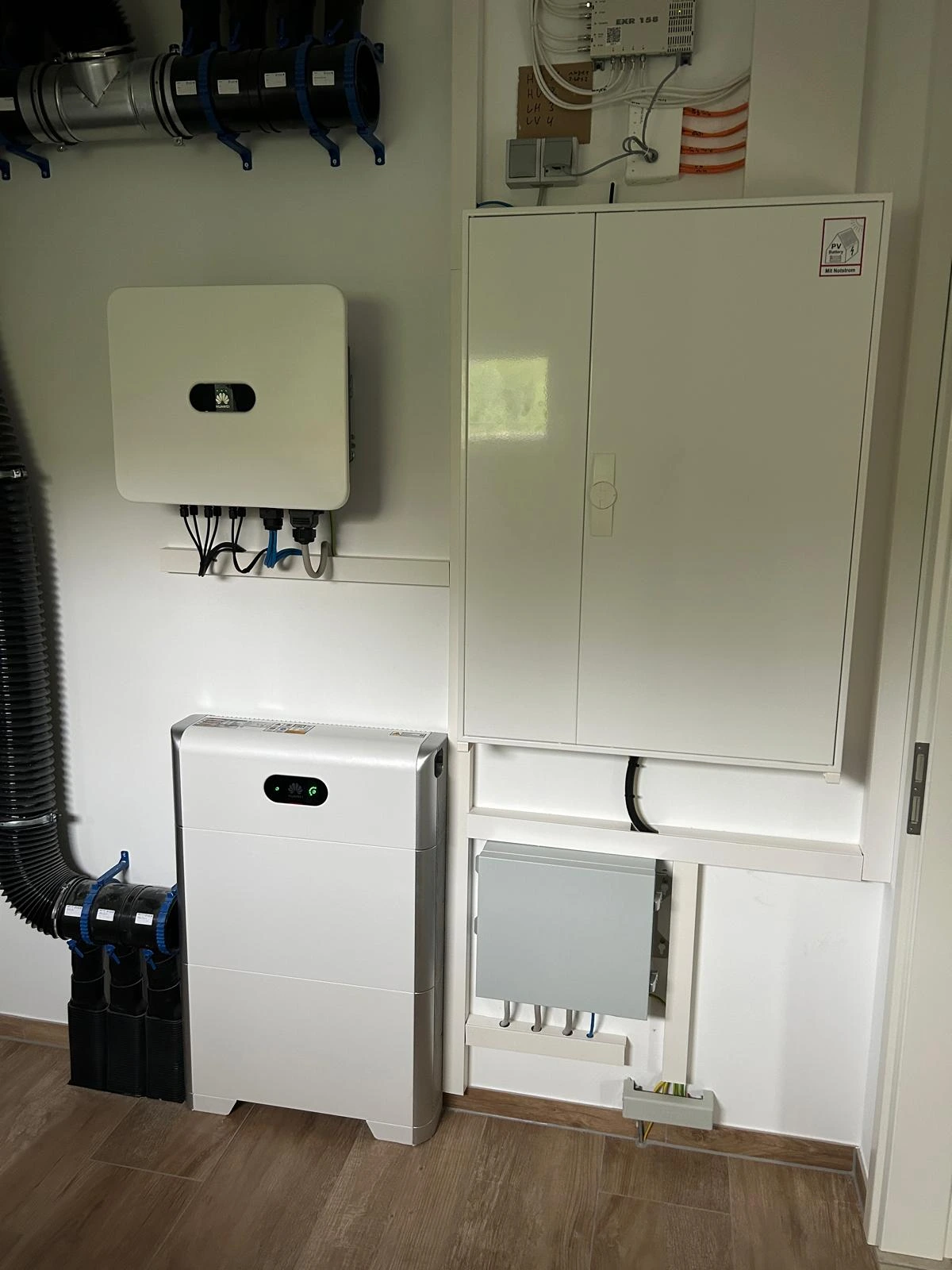 Technikraum mit Wallbox, Schaltschrank und Solarspeicher - Gebaut von fri Energy