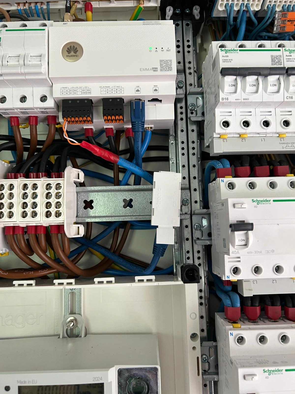 Geöffneter Schaltschrank - verbaut von fri Energy