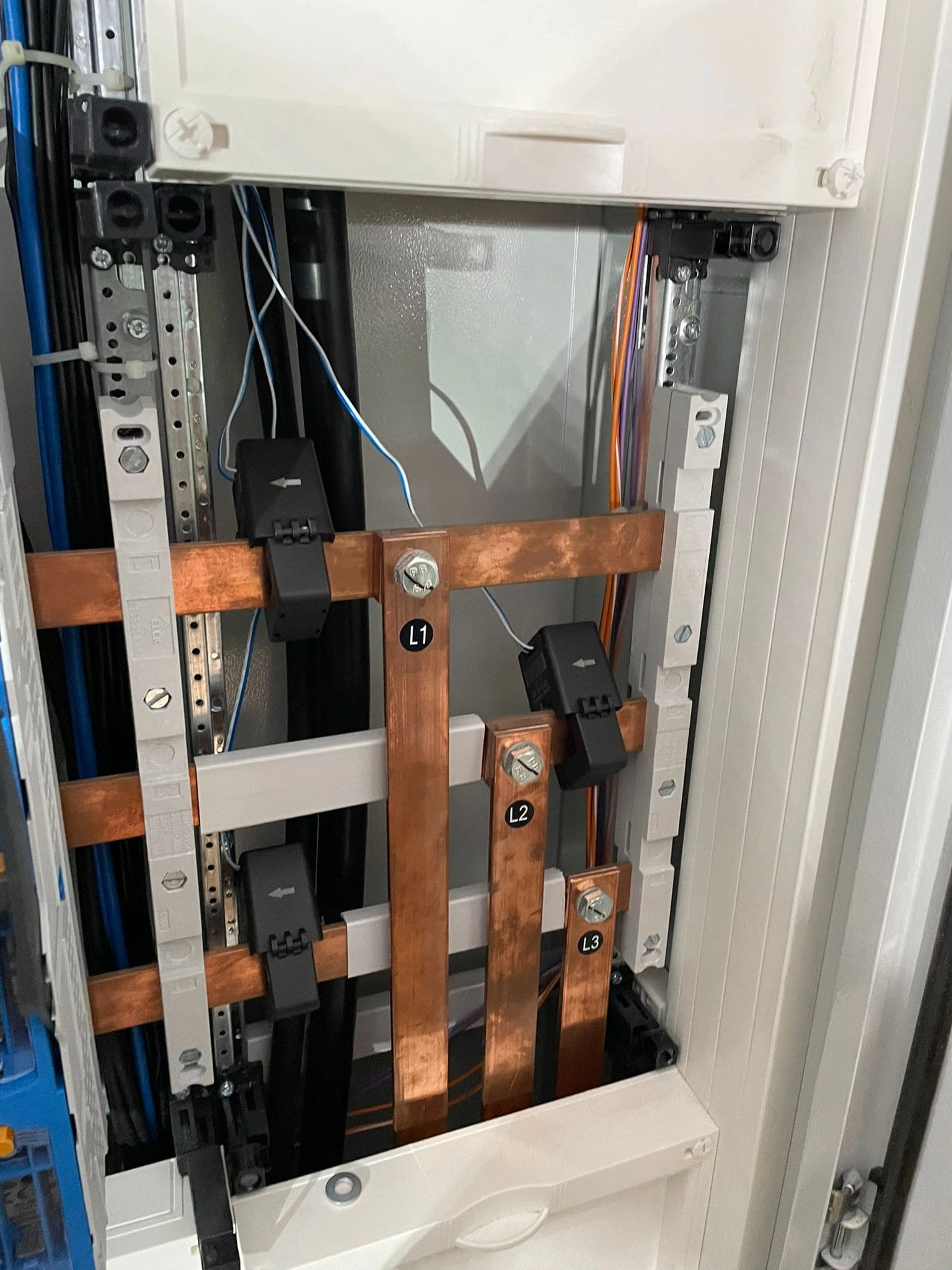 AC-Installation für das Solardach Kindergarten - Solar-Ausschreibungen bei fri Energy