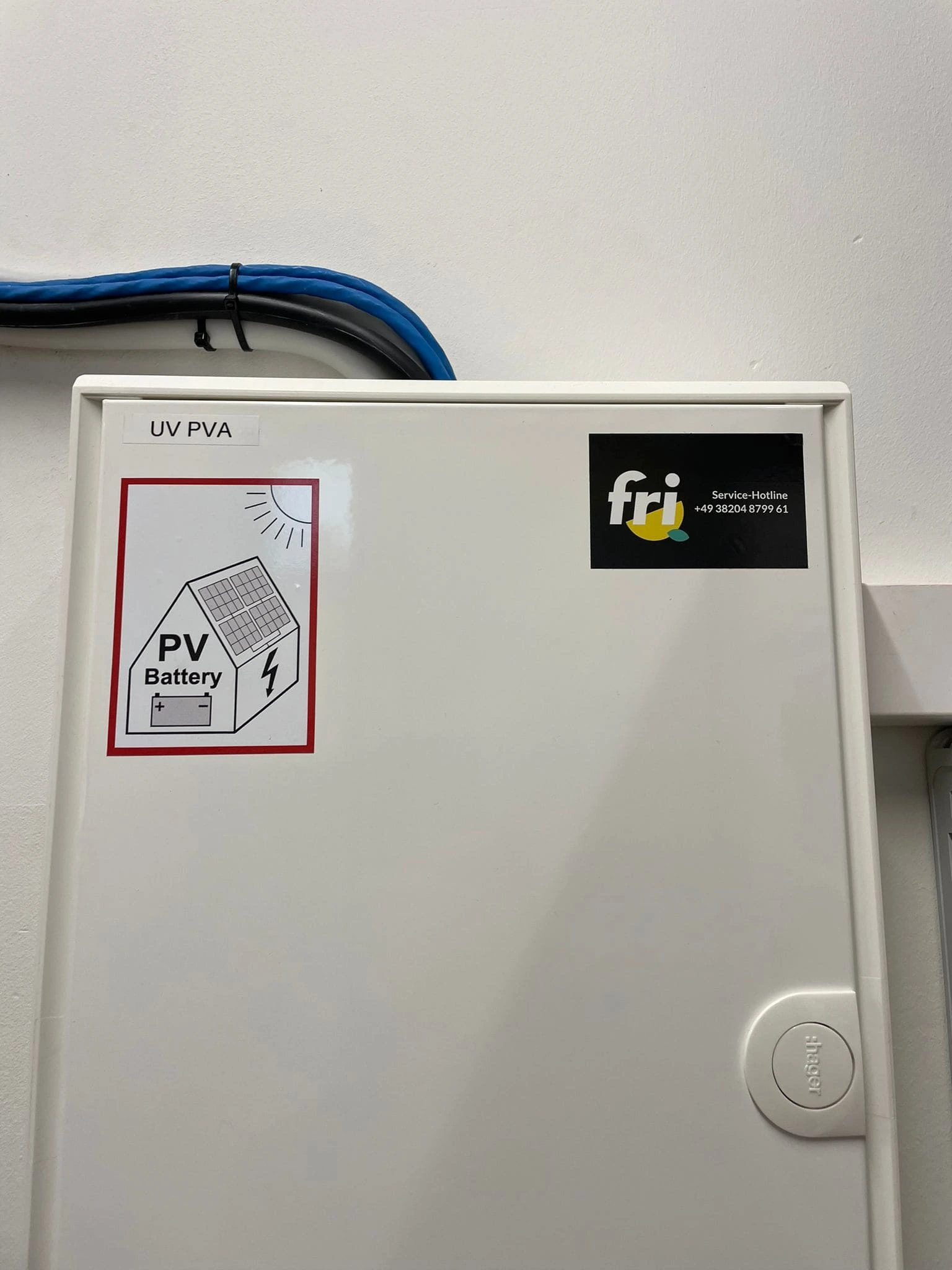 Installierter Technikschrank mit Sicherheits-Label für das Solardach Kindergarten - Solar-Ausschreibungen bei fri Energy