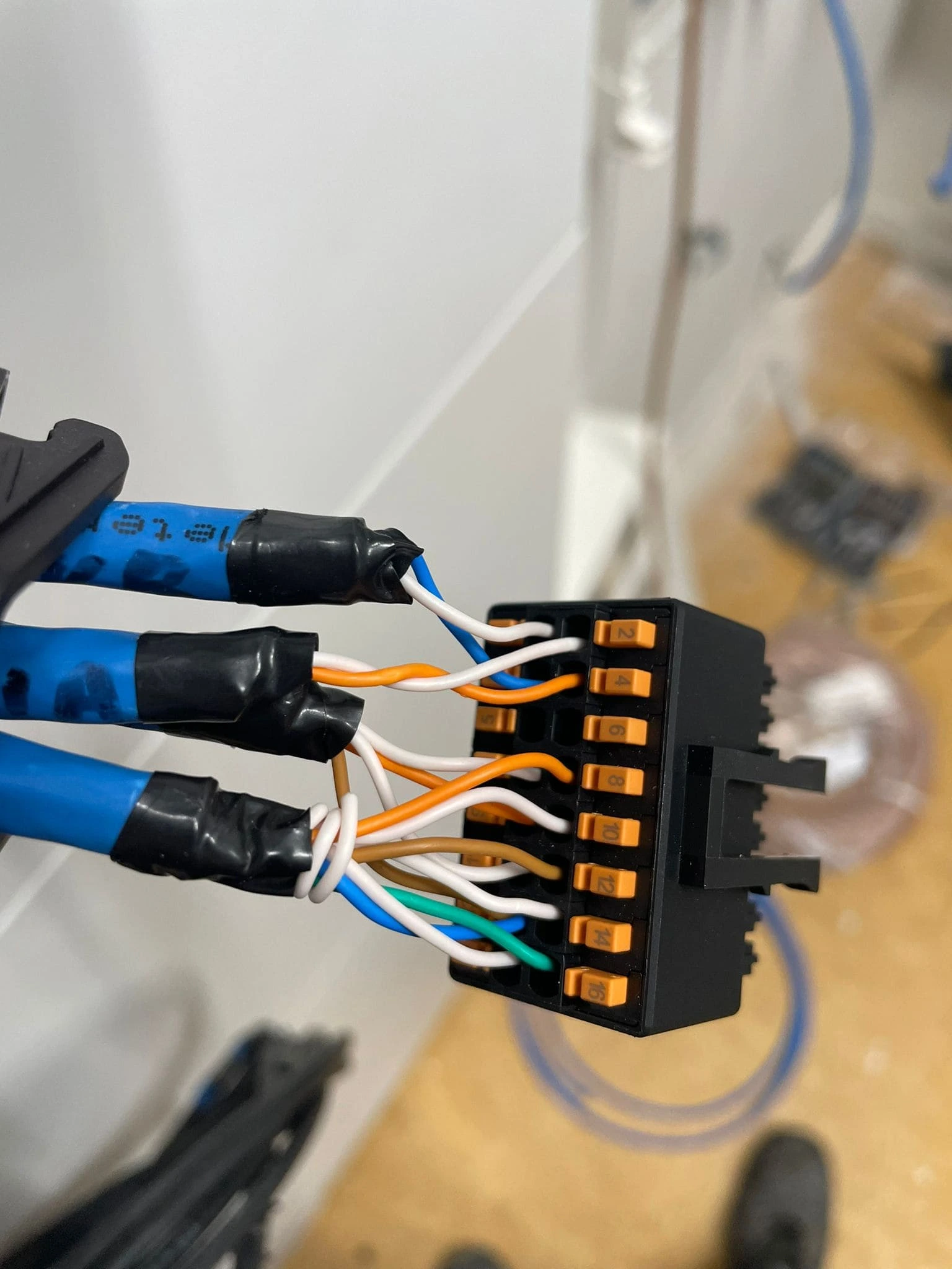 Installierte Kabelverbindungen für das Solardach Kindergarten - Solar-Ausschreibungen bei fri Energy