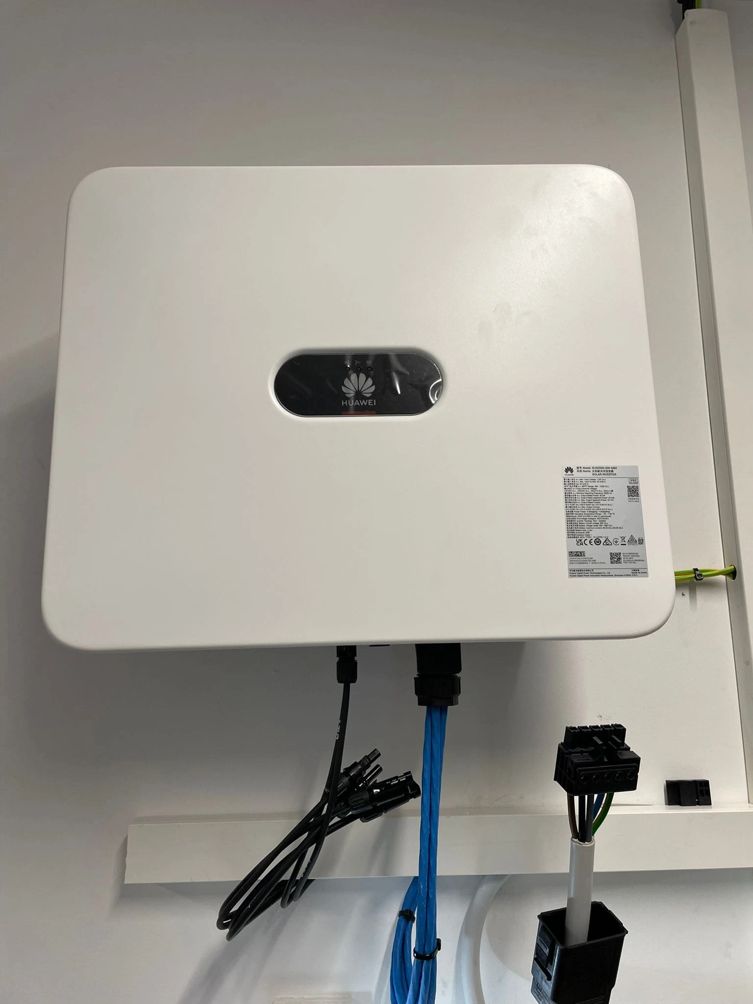 Installierter Wechselrichter für das Solardach Kindergarten - Solar-Ausschreibungen bei fri Energy